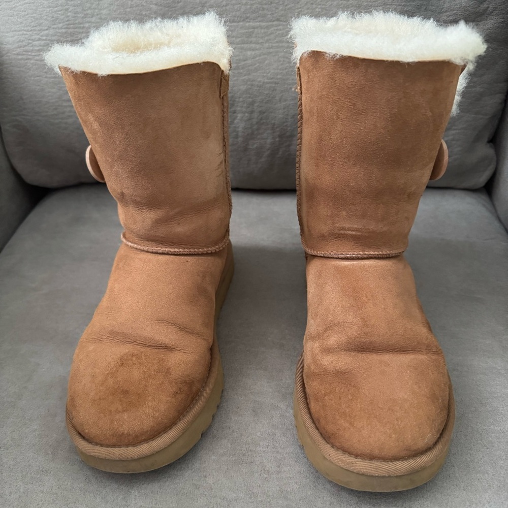 UGG BAILEY BUTTON II BOOT - CHESTNUT